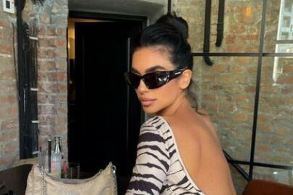 JOVANA BACILA ŽIŠKU VRUĆOM FOTKOM! Spustila kameru NIŽE, pa uhvatila BEZOBRAZAN KADAR: Šta joj je ovo IZMEĐU?