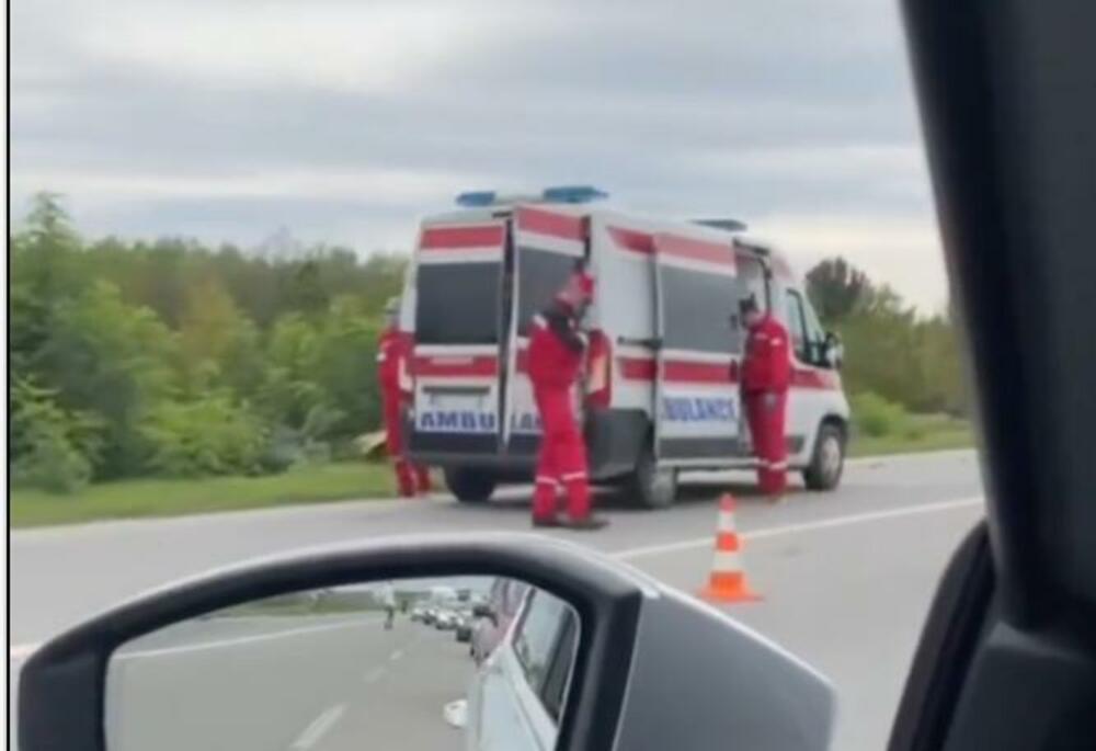 Težak udes kod Vrbasa, više osoba ostalo zaglavljeno u vozilu: Automobil se prevrnuo na krov, jeziv prizor! (FOTO)