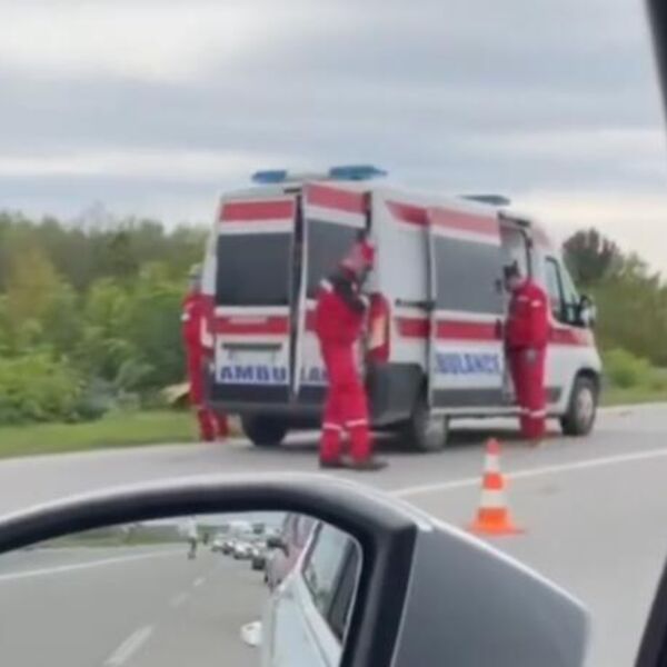 Težak udes kod Vrbasa, više osoba ostalo zaglavljeno u vozilu: Automobil se prevrnuo na krov, jeziv prizor! (FOTO)