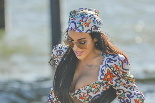 STARLETA NIKAD NIJE BOLJE IZGLEDALA: Ovako obučenu je NIKAD NISMO VIDELI, svi na PLAŽI gledali samo u NJU