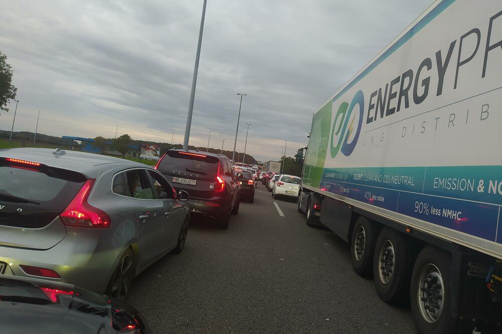 EVO KAKVO JE TRENUTNO STANJE NA PUTEVIMA U SRBIJI: Automobili na Gradini čekaju dva sata, a evo gde se čeka 6 SATI