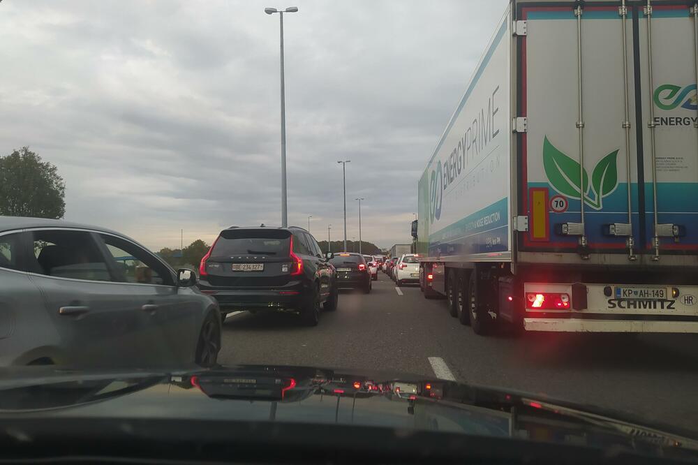 Evo kakvo je stanje na granicama: Kamioni čekaju od sat do 5 sati, oglasio se AMSS