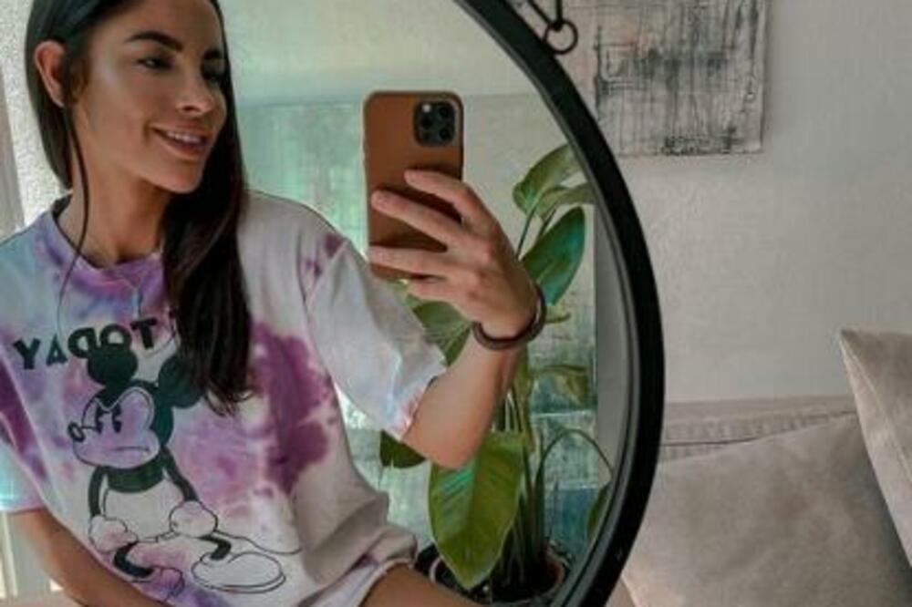 NEMA PROBLEM DA POKAŽE SVE! Sjajno je što njeno brutalno izvajano telo nije ostalo daleko od očiju javnosti! (FOTO)