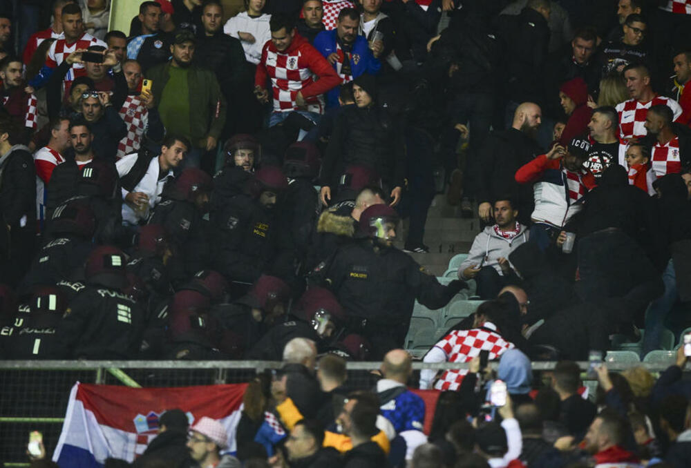 Navijači Hrvatske, Tuča navijača i policije