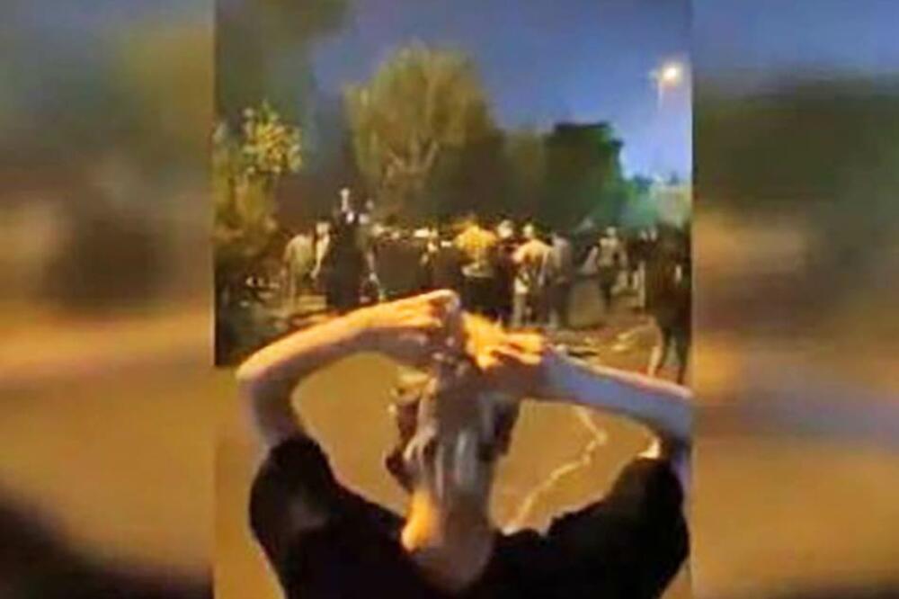 HAOS U IRANU: Učesnike DEMONSTRACIJA vode u LUDNICE!