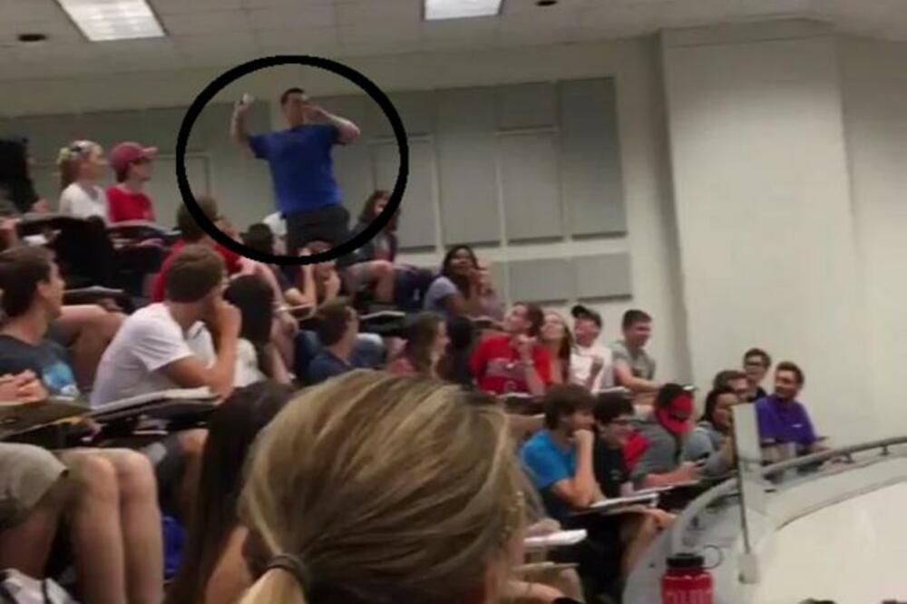 USTAO JE PRED PUNIM AMFITEATROM I URADIO NEŠTO NAKON ČEGA JE NASTAO MUK: I profesor je ostao potpuno bez reči