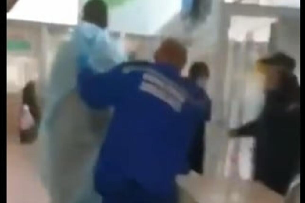 NOVI HOROR U RUSIJI: Muškarac se ZAPALIO na autobuskoj stanici, vikao da ne želi u RAT, sve SNIMLJENO! (VIDEO)