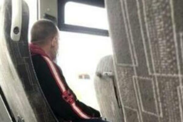 ŠTA SE OVO DEŠAVA, KUDA IDE SERIJSKI SILOVATELJ? Usnimljen je u OVOM AUTOBUSU! (FOTO)