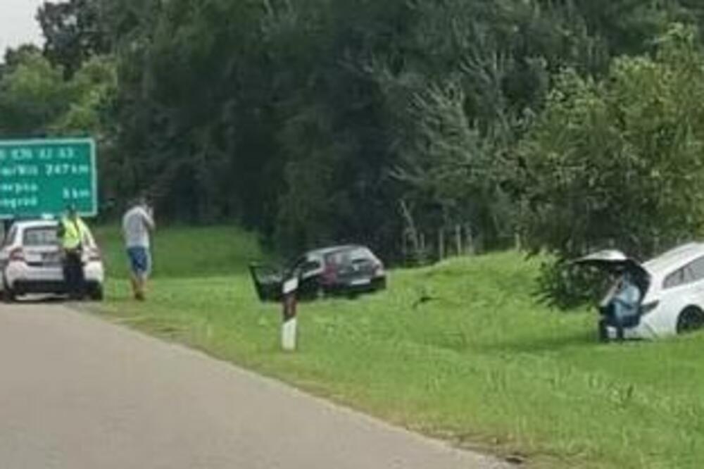 SAOBRAĆAJNA NESREĆA NA AUTOPUTU U BEOGRADU: Dva automobila SLETELA sa puta!