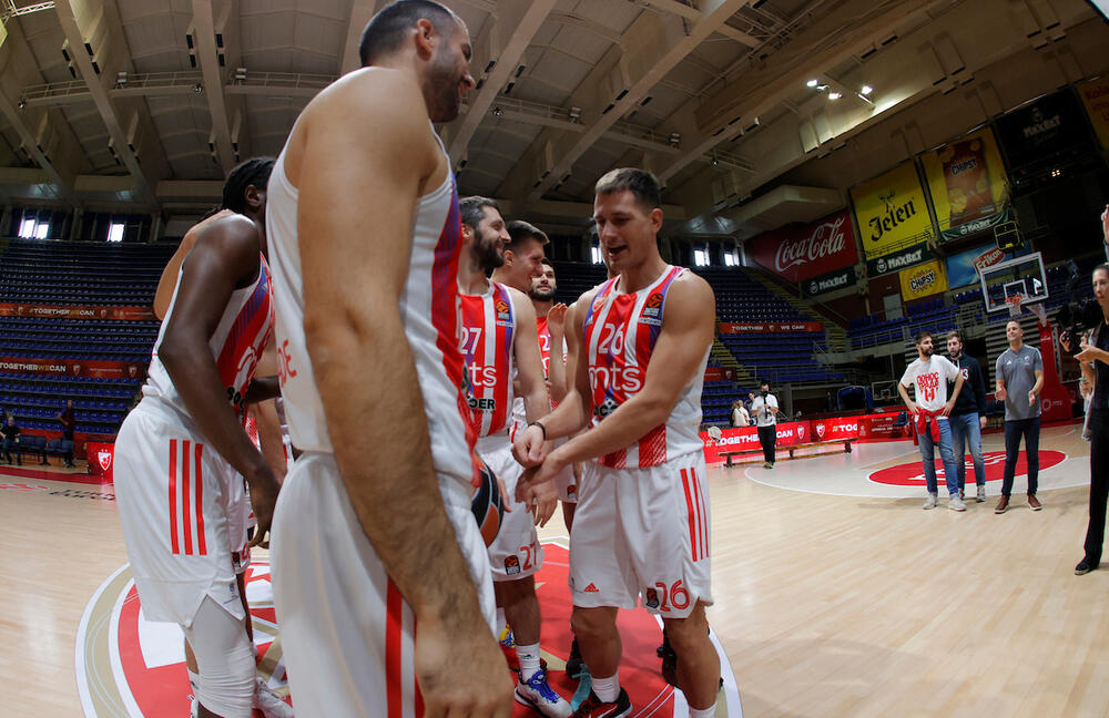 Nemanja Nedović (dres sa brojem 26)