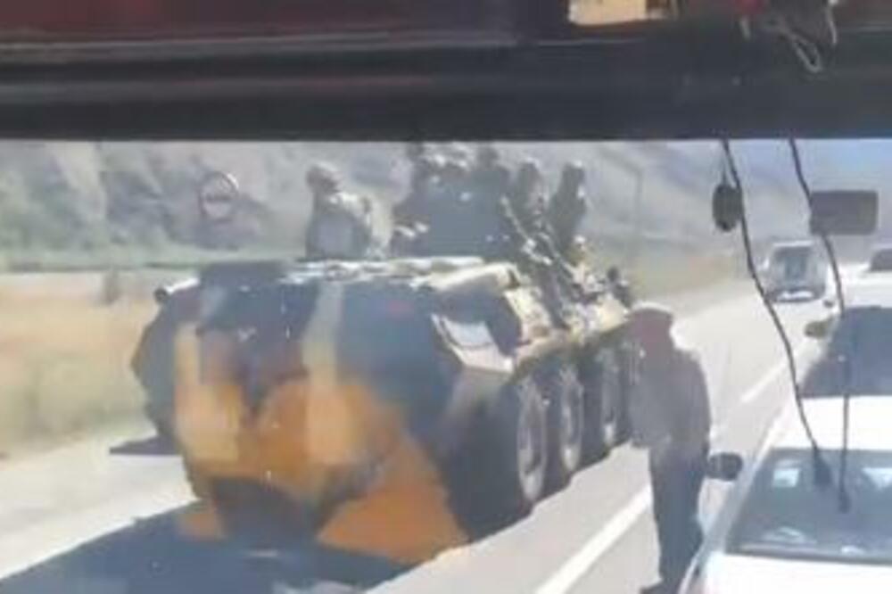 OKLOPNO VOZILO SA RUSKIM VOJNICIMA VIĐENO UZ GRANICU SA OVOM ZEMLJOM: Oglasio se FSB, evo šta traže TAMO! (VIDEO)