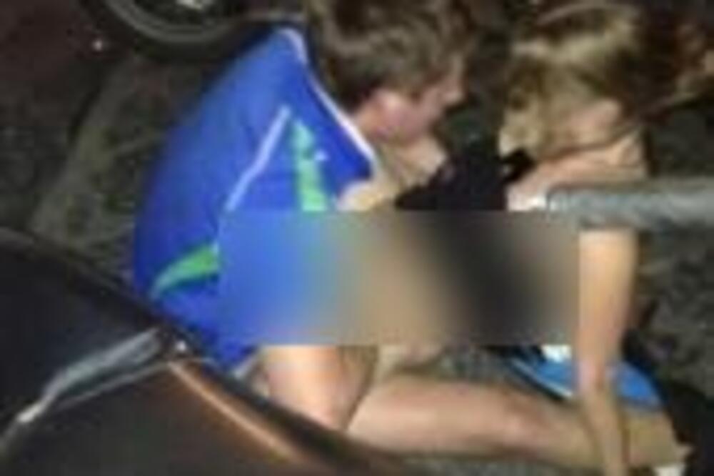 IMALI SE*S NASRED TRGA! Prolaznici im se SMEJALI, DOK SU NASKAKALI KAO ZEČEVI JEDNO NA DRUGO