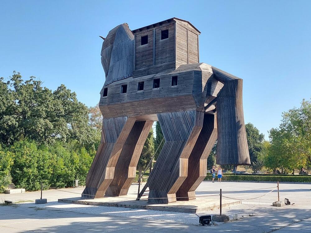 Replika Trojanskog konja na arheološkom lokalitetu