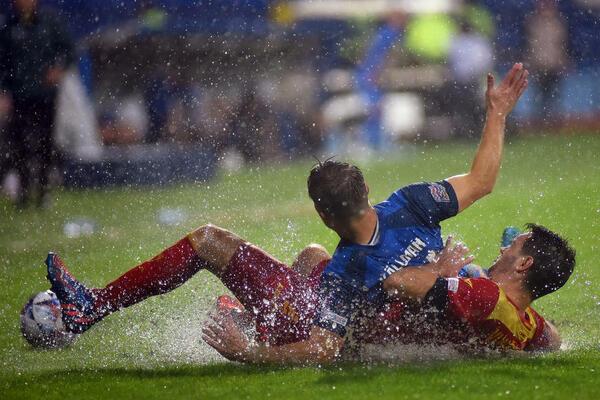 REPORTERI SE SPREMILI ZA NEVREME! U Podgorici potop, fudbal bio u potpuno drugom planu! (FOTO)