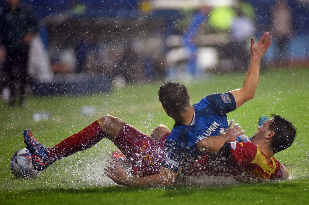 REPORTERI SE SPREMILI ZA NEVREME! U Podgorici potop, fudbal bio u potpuno drugom planu! (FOTO)