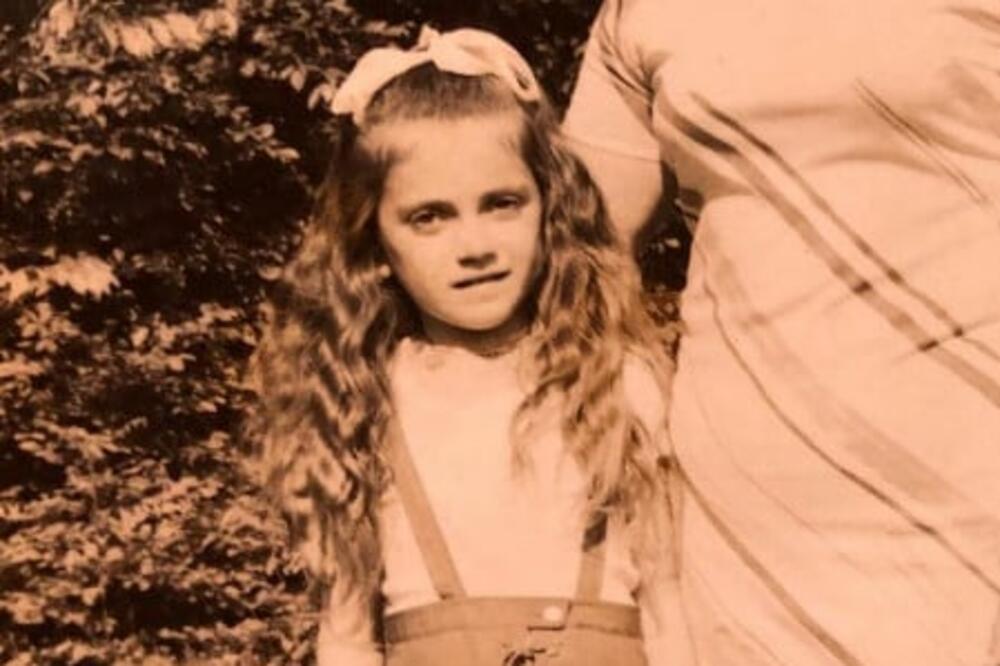 DA LI ZNATE KO JE DEVOJČICA SA FOTKE? Harala DOMAĆOM SCENOM, zavela mnoge, a onda je ovo ODLUČILA