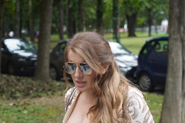 DA LI JE OVO NAJVEĆI DEKOLTE NA SRPSKOJ ESTRADNOJ SCENI: Nabujale grudi jedva smirila, SAMO ŠTO NE PUKNE DUGME