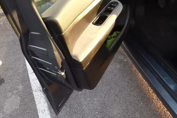 POŠTUJTE PRAVILO DESNE RUKE: Ako ovako otvarate vrata AUTOMOBILA možete spasiti nekome ŽIVOT!