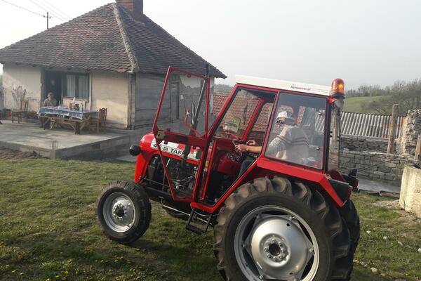 OVO SAMO SRBI MOGU: Rentirali traktor, pokušali da ga UKRADU! Podelili 50 evra pa završili u KUĆNOM PRITVORU!