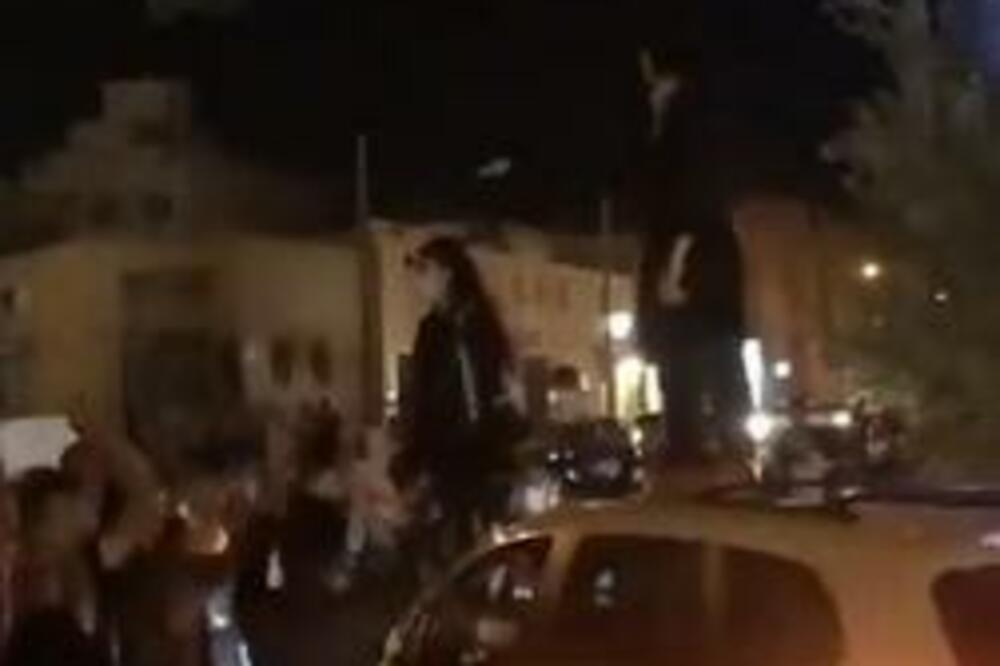 POLICAJAC PRIŠAO ŽENI S LEĐA, PA URADIO NEŠTO GNUSNO: Snimak sa protesta UZNEMIRIO CEO SVET! (VIDEO)