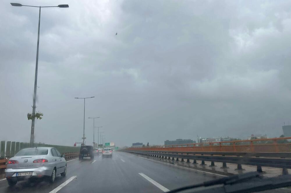 SNAŽNO NEVREME PARALISALO SRPSKI GRAD: Automobili STOJE, led udara po VOZILIMA (VIDEO)