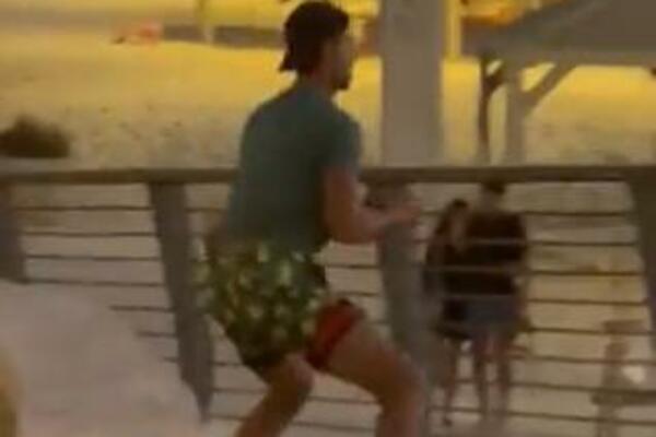 ZAMISLITE DA ŠETATE PLAŽOM, A ONDA PROLETI NOVAK ĐOKOVIĆ KAO FURIJA: Hit snimak iz Tel Aviva! (VIDEO)