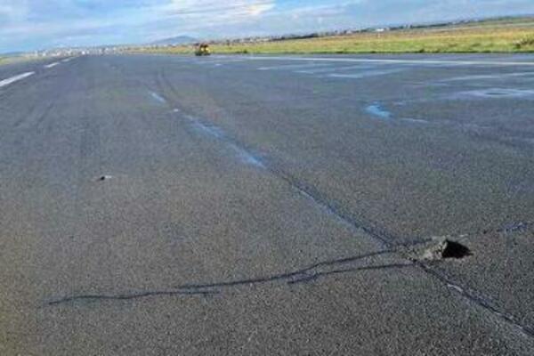 GROM NAPRAVIO 2 KRATERA NA PISTI: Pogledajte kako izgleda OŠTEĆENJE na AERODROMU (FOTO)