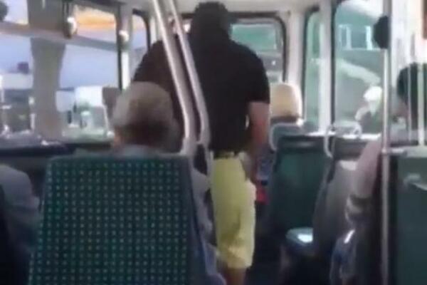 SRPKINJA URLA NA TELEFON USRED ŠVAJCARSKOG AUTOBUSA, LJUDI U ŠOKU: Slušajte samo ŠTA PRIČA (VIDEO)