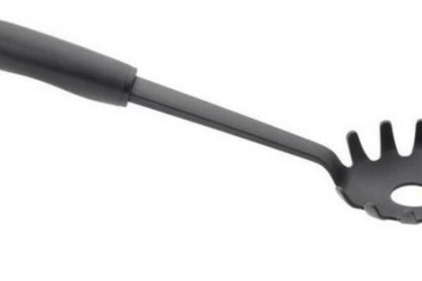 POLA LJUDI NEMA POJMA, A DRUGOJ POLOVINI NE BI PALO NA PAMET: Evo čemu stvarno služi rupa na kašici za špagete