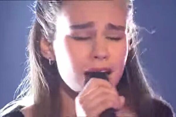 SRBI SU SE ODUŠEVLJAVALI NJENOM LEPOTOM U "PINKOVIM ZVEZDICAMA": Sada će im tek PASTI VILICA kad je vide