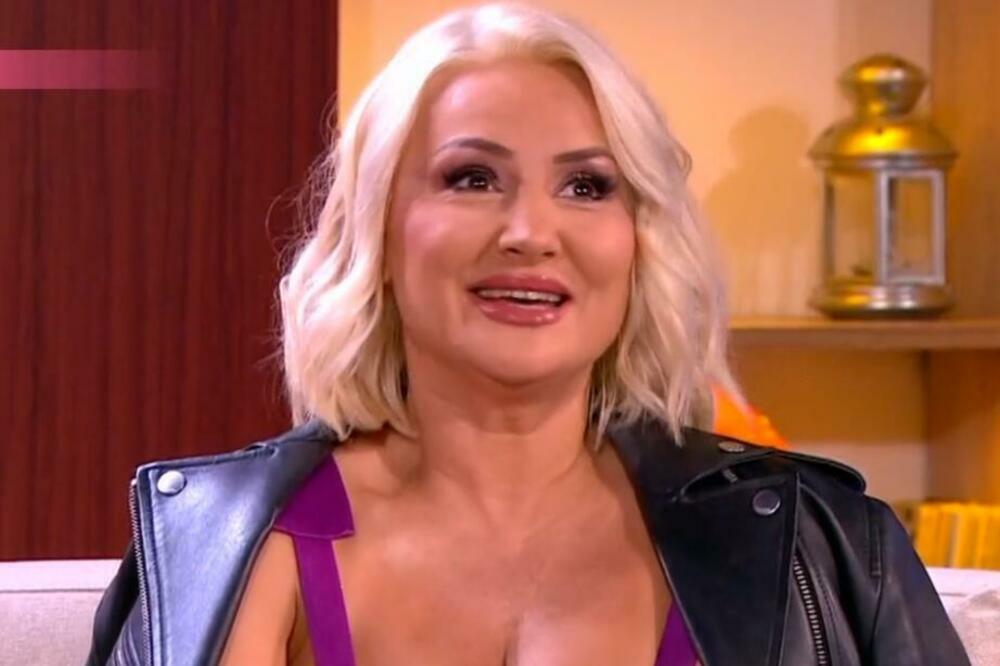 SEVNULO MEĐUNOŽJE GOCE TRŽAN UŽIVO U EMISIJI! SKANDALČINA KAKVU NIJE DOŽIVELA: Raširila noge u suknjici,SVE SE VIDI