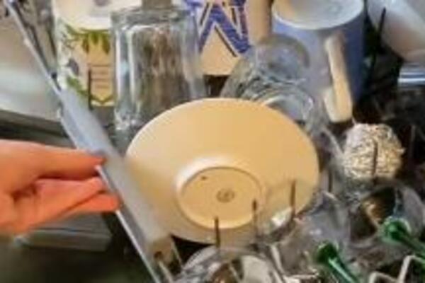 ŠTA ZNAČI KADA VAM SVE ISPAA IZ RUKU? Stara VEROVANJA otkrivaju šta se KRIJE iza TOGA