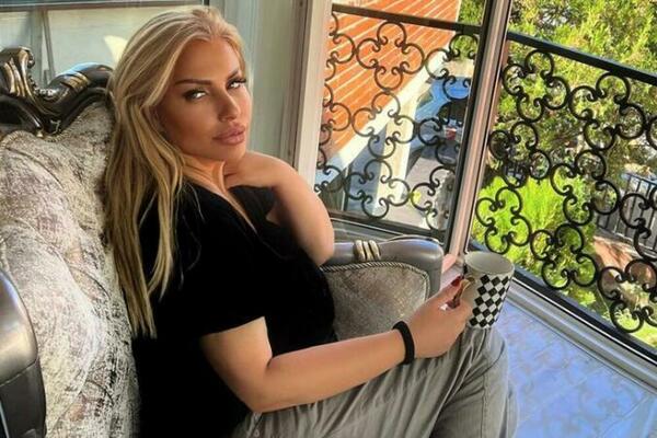 NE, LJUDI, OVO NIJE DALILA: Naša pevačica (48) se zaigrala u FOTOŠOPU i promenila LIČNI OPIS, NEPREPOZNATLJIVA