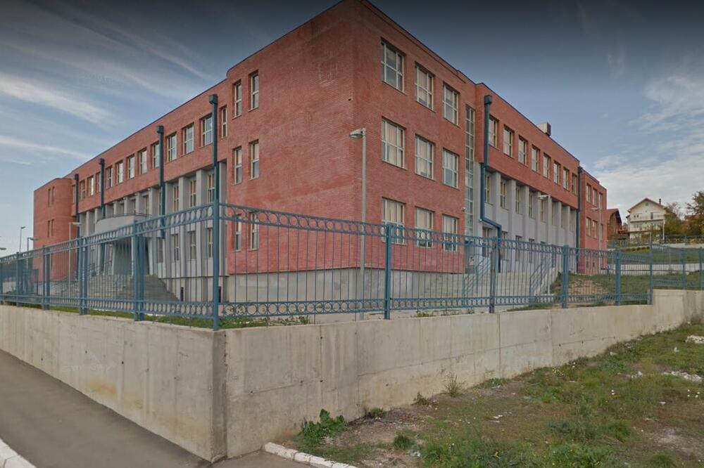 OGLASIO SE DIREKTOR ŠKOLE U KALUĐERICI: Gurali su ga dok je stajao pored pisoara!