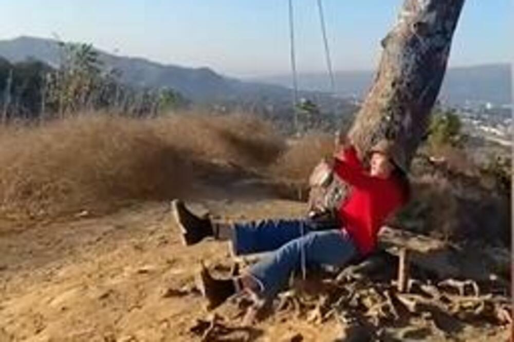 MUŠKARAC SNIMAO ŽENU KAKO SE LJULJA, A KAD SU ZUMIRALI VIDEO, USLEDIO JE HOROR! Čudnije ne može!