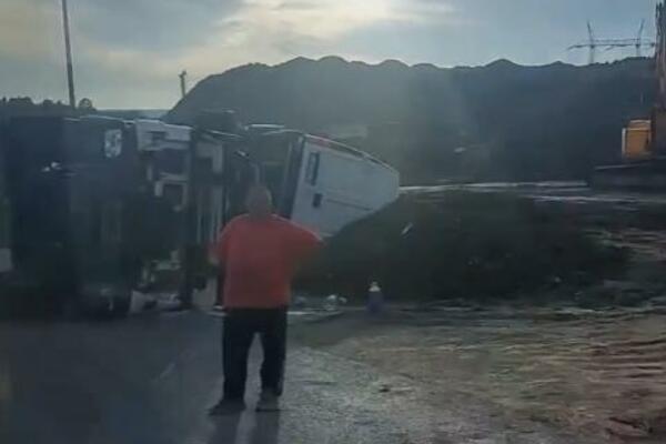 JEZIVA NESREĆA KOD BUBANJ POTOKA: Kamion PREVRNUT, policija na licu mesta (VIDEO)