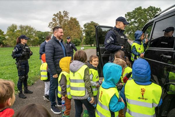 DIVAN SUSRET MALIŠANA SA POLICAJCIMA IZ BEOGRADA: Najviše se obradovali konjima iz konjičke jedinice MUP-a (FOTO)