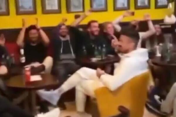 POBEDU PROTIV PARTIZANA SLAVILI U KAFANI: Fudbaleri Radničkog pevali pesmu u kojoj se spominje Crvena zvezda! VIDEO