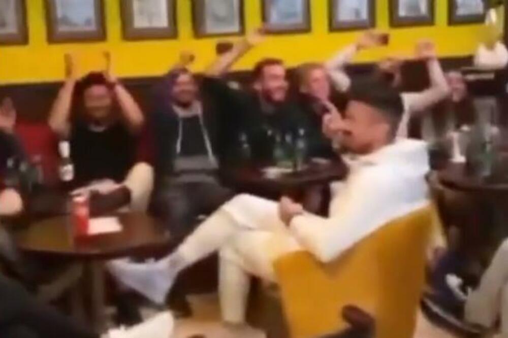 POBEDU PROTIV PARTIZANA SLAVILI U KAFANI: Fudbaleri Radničkog pevali pesmu u kojoj se spominje Crvena zvezda! VIDEO