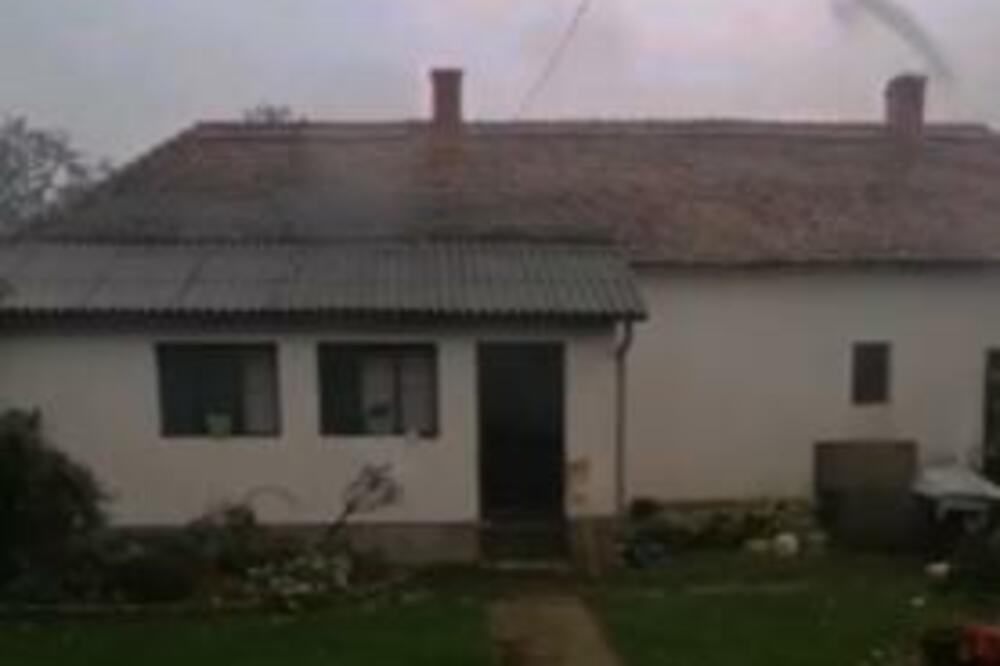 NEZAPAMĆENA OLUJA U LJIGU: Pijavica nosila sve pred sobom, SKIDALA krovove, ČUPALA BETONSKE stubove (VIDEO)