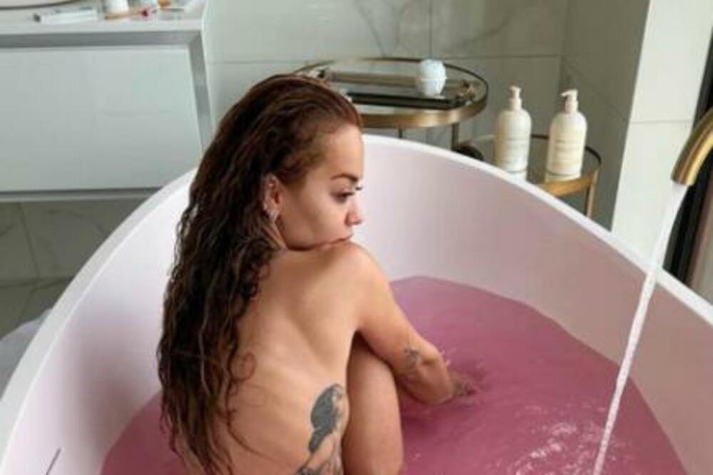 NJU SMO SVI NAVIKLI DA GLEDAMO OSKUDNO OBUČENU, PA ČAK I GOLU, A SAD JE PONOVO ŠOKIRALA SVE: Izašla iz kola OVAKVA