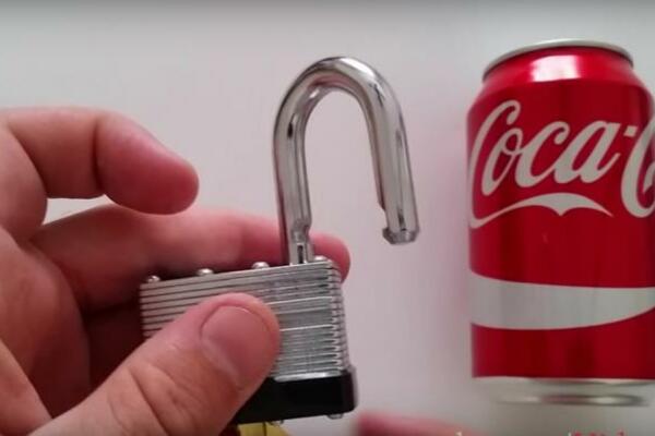 Šta je bre ovo? Skrivena poruka na bocama Koka-kole ŠOKIRA - stručnjaci se oglasili, KAKO JE OVO MOGUĆE?