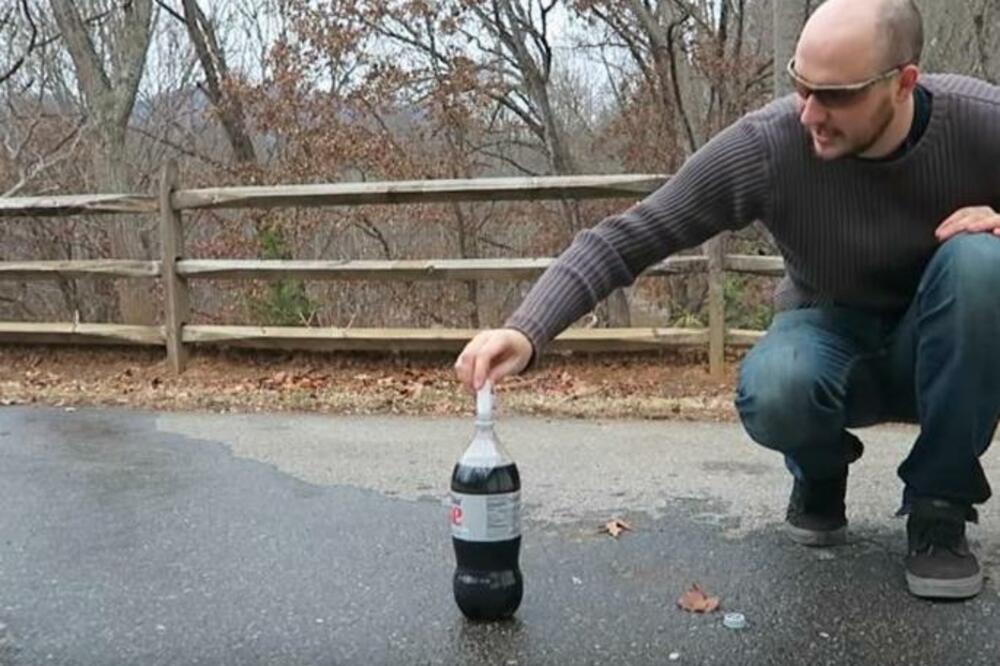 RUS JE STAVIO LED U VRUĆU FLAŠU KOKA KOLE: Kada vidite šta se desilo, neće vam nikad pasti na pamet (VIDEO)