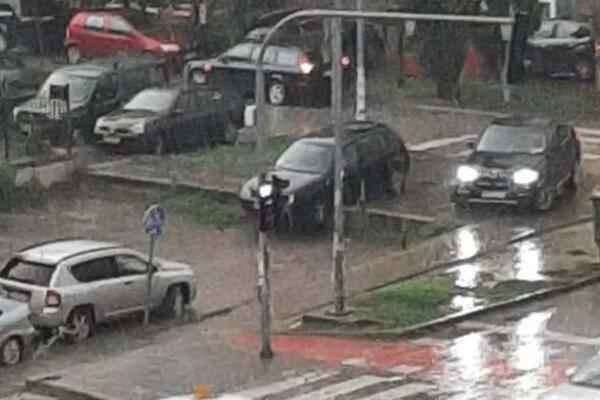 TRENUTAK NEPAŽNJE I ETO KATASTROFE U NOVOM SADU: Vlasnik ovog auta se neće obradovati kad ugleda ŠTA SE DESILO FOTO