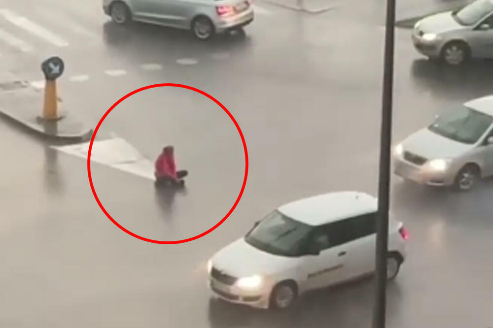 NOVOSAĐANI NE VERUJU SVOJIM OČIMA, ŠTA RADI OVAJ ČOVEK BRE? Nevreme TUTNJI gradom, a on... (VIDEO)