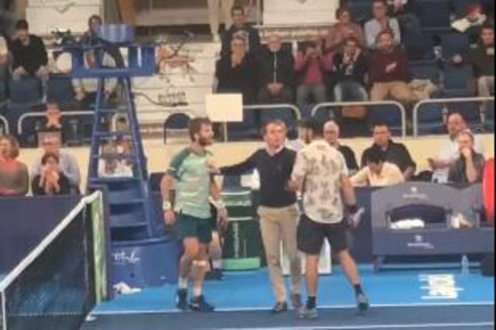 SUDIJA JEDVA RAZDVOJIO ZARAĆENE STRANE! Teniseri odigrali meč pa počeli da se udaraju reketima! (VIDEO)