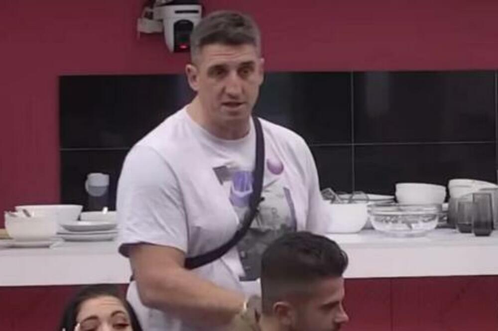 KRISTIJAN UZEO CEO HONORAR UNAPRED PA IZBAČEN IZ ZADRUGE! Evo šta se dešava sa produkcijom: "HVALA NA KIĆANOVIĆU"