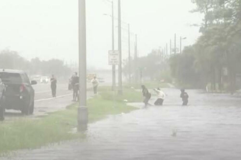 URAGAN "ROSLIN" OJAČAO: Izdato HITNO UPOZORENJE (VIDEO)
