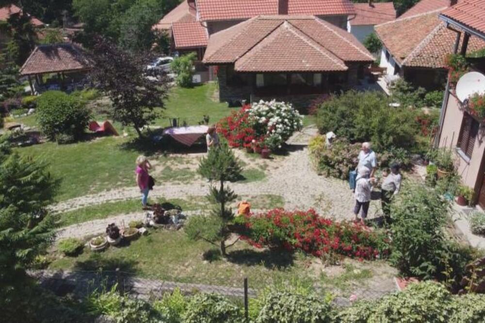 U DOMAĆINSTVU ČUVARKUĆA IMA POSLA TOKOM CELE GODINE: Cveta turizam u Rudniku (FOTO)