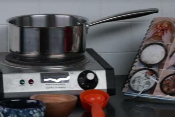 LJUDI SE POLOMIŠE OKO OVE SLIKE, NIKO NE MOŽE DA PROVALI, MOŽETE LI VI? Nađite vešalicu za 10 sekundi (VIDEO)